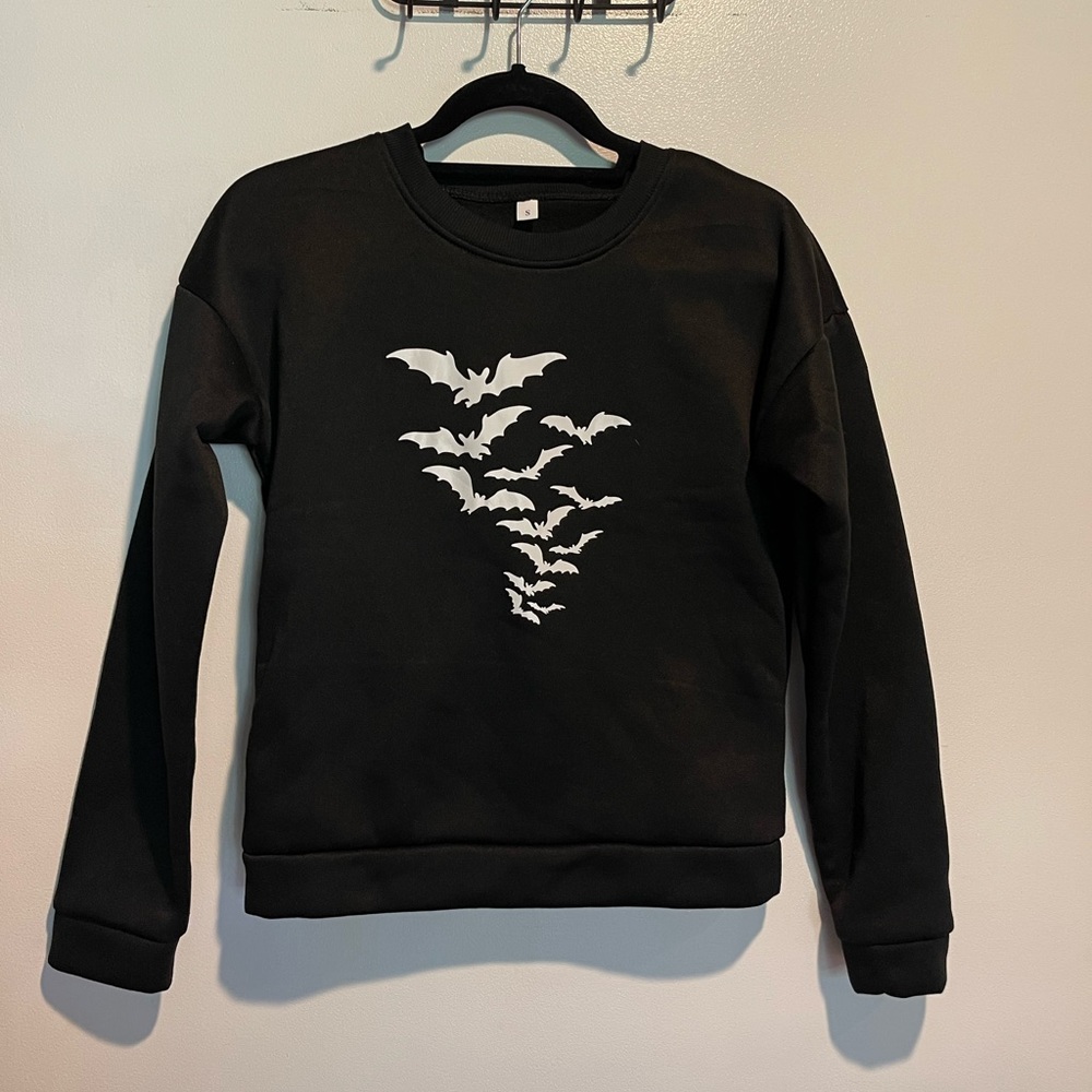Boys size S sweatshirt with bats on front Halloween